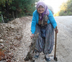 Veliye Yılmaz (77) Yürümekten Yılmıyor