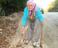 Veliye Yılmaz (77) Yürümekten Yılmıyor