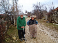 Yaşlı Çiftin Yol Çilesi