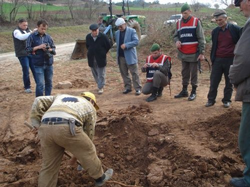 Sular Yükselince Mezarı Köy Mezarlığına Taşıdılar