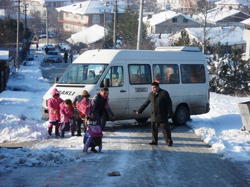 Öğrenciler Yürüyerek Okula Gitti