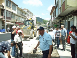 Özkaraman Asfaltlama Ekipleri Ve Esnaflarla Birlikte Asfaltlama Çalışmalarına Katıldı.