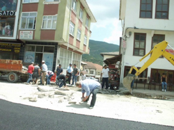 Özkaraman Asfaltlama Ekipleri Ve Esnaflarla Birlikte Asfaltlama Çalışmalarına Katıldı.