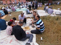 Akçapınar Köyünde Geleneksel Hayır Pilavı Yapıldı