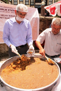 Taraklı Belediye Başkanlığı İrmik Helvası Dağıttı