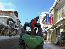 Belediye Ekipleri Tuzlama Çalışması Yapıyor