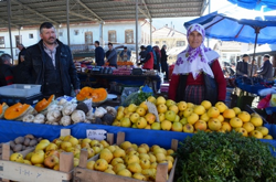 YİRMİ İKİ YILDIR PAZARDA TEZGAH AÇIYOR: