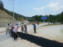 BOZULAN YOLLARA ASFALT YAMA YAPILIYOR: