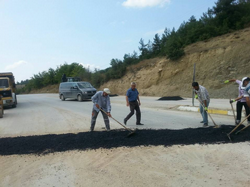 BOZULAN YOLLARA ASFALT YAMA YAPILIYOR: