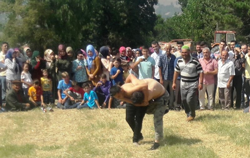 AKÇEŞME MEYDANINDA KARAKUCAK GÜREŞLERİ YAPILDI.