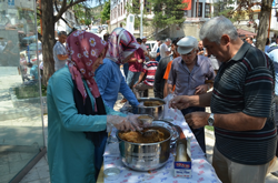 Taraklı Belediyesi Meydanda Helva İkramı Yaptı