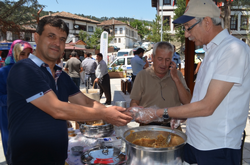 Taraklı Belediyesi Meydanda Helva İkramı Yaptı