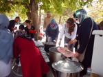 Orhangazi ve Yunuspaşa Çarşı Esnafı Aşure Dağıttı