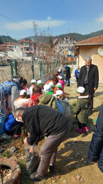 TARAKLI’DA ZÜBEYDE HANIM ANAOKULU’NUN ÖĞRENCİLERİ FİDAN DİKTİ