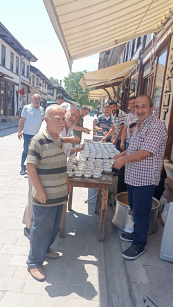 Taraklı’da Esnaflardan Aşure İkramı